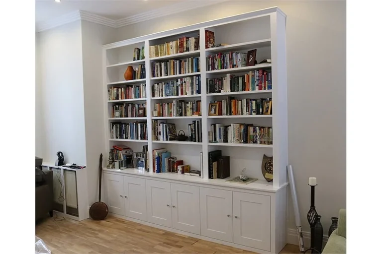 Beyaz kitaplık dolaplı