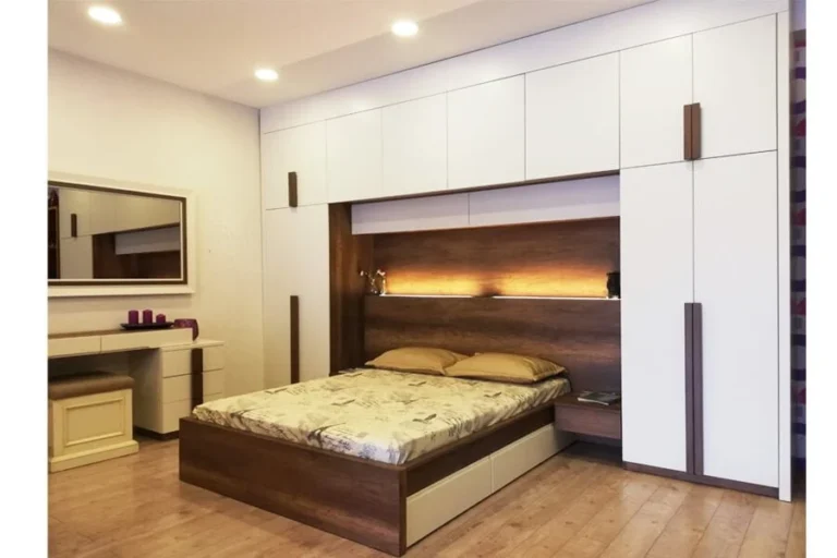 Dar yatak odaları için maksimum depolama alanı sunan karyola altı çoklu çekmece sistemi.