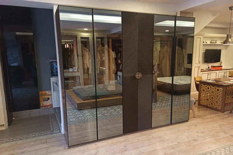 Yansıyan cam kapaklı gardırop modelleri